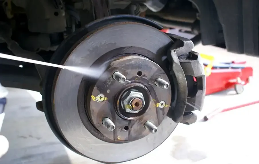 Brake-cleaning spray